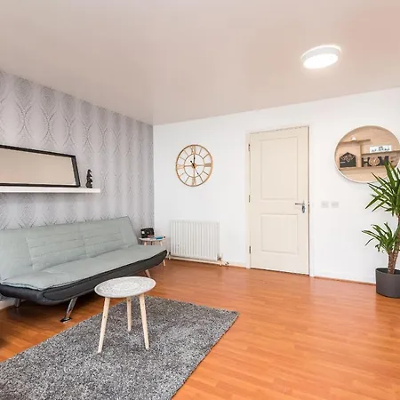 Modern Spacious 3 Bedroom Centre - Free Parking - Private Balcony Apartment