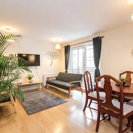 Elegant 2 Bedroom Centre - Free Parking - Private Balcony *