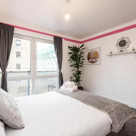 Apartment Modern Spacious 3 Bedroom Centre - Free Parking - Private Balcony