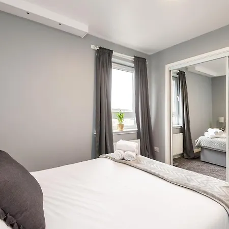Apartment Modern Spacious 3 Bedroom Centre - Free Parking - Private Balcony *