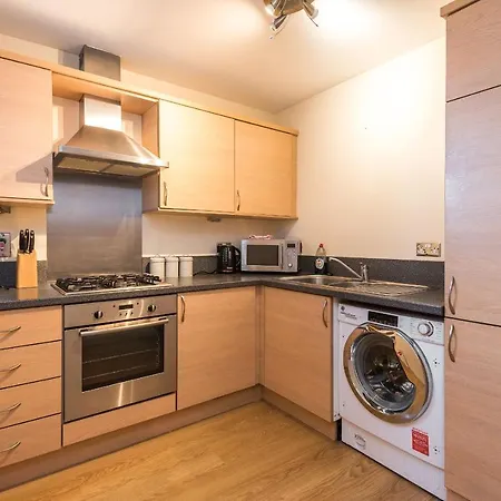 Elegant 2 Bedroom Centre - Free Parking - Private Balcony Apartment *