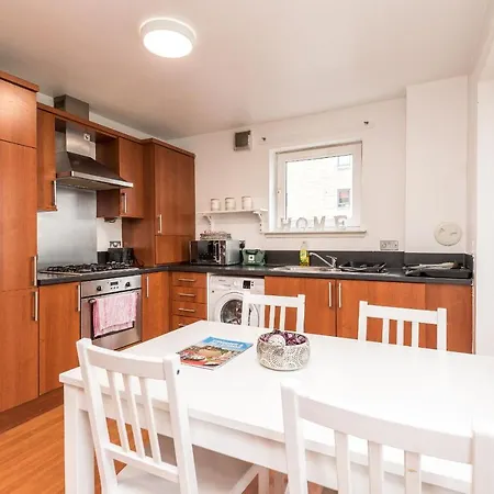 Apartment Modern Spacious 3 Bedroom Centre - Free Parking - Private Balcony *