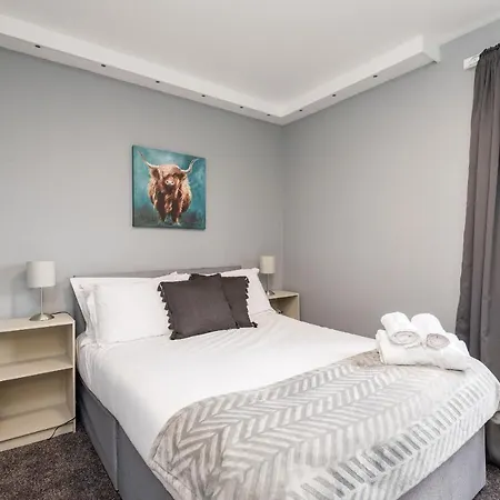 Apartment Modern Spacious 3 Bedroom Centre - Free Parking - Private Balcony