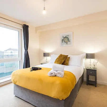Apartment Elegant 2 Bedroom Centre - Free Parking - Private Balcony *