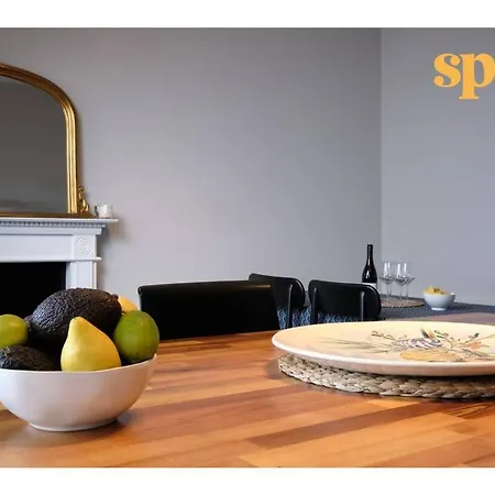 Spacious New Town 2br-1ba Flat Edinburgh