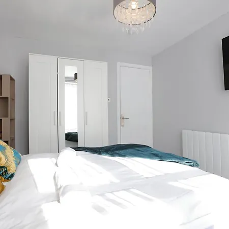 דירה Spacious 4br Centre W/ Free Parking