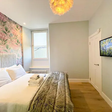 Beautiful 2br, Private Entry In Vibrant Leith