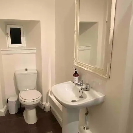 Large 4 Bed *