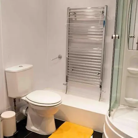 Bright Grand Flat In Great Location *