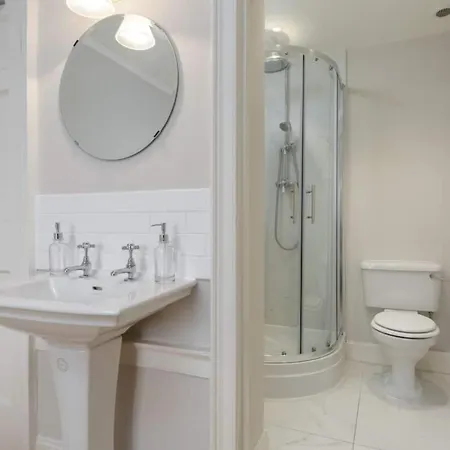 4 Bedroom Clock Tower In Central Apartment Edinburgh