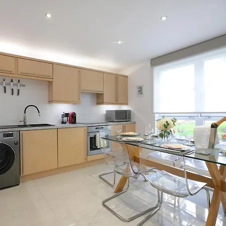 Lejlighed Spacious 4br Centre W/ Free Parking