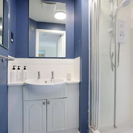 Spacious 4br Centre W/ Free Parking דירה