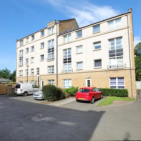 Spacious 4br Centre W/ Free Parking