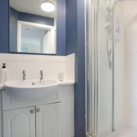 Spacious 4br Centre W/ Free Parking *