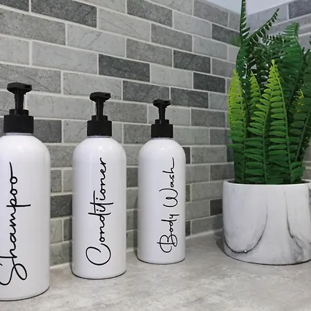 Spacious 4br Centre W/ Free Parking דירה