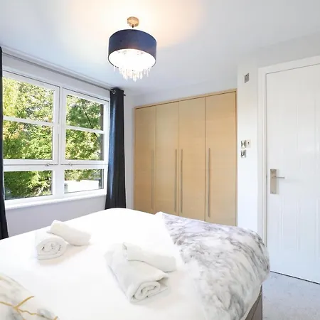 Spacious 4br Centre W/ Free Parking Apartamento