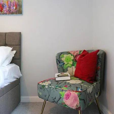 Spacious 4br Centre W/ Free Parking Apartamento