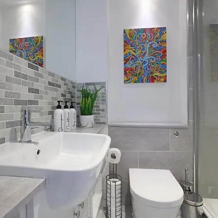 Spacious 4br Centre W/ Free Parking Apartamento