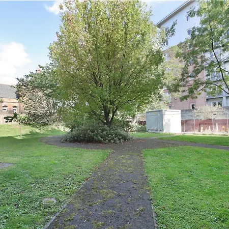 Spacious 4br Centre W/ Free Parking Apartamento