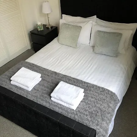 One Bedroom Flat On Ground Floor アパート *