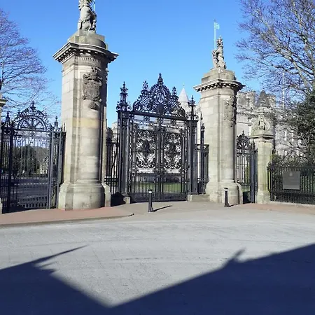 St Quarter 2 Bed Apartment *