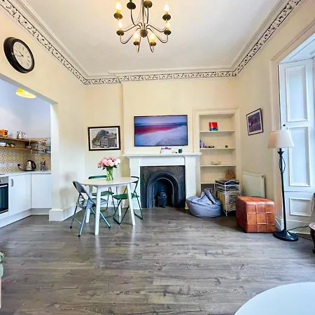 Open Plan 2 Bed Apt, Near Castle *