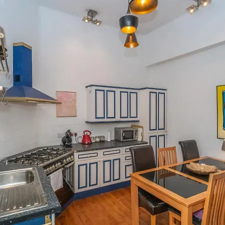 Cosy & Modern In Leith