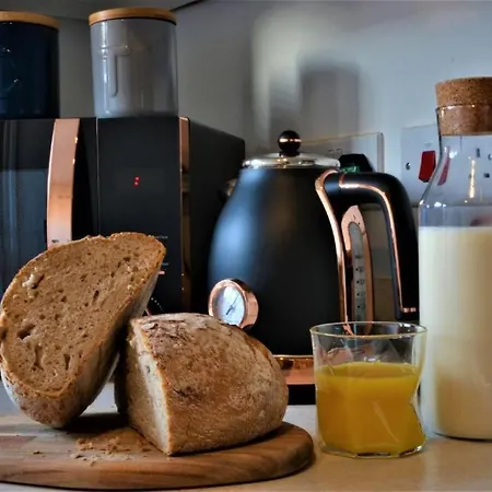 Peaceful, Lovely And Modern, Entire House *