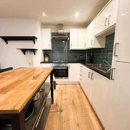 Homely 2br Flat Abbey Hill Leith