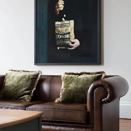 Magnificent Georgian 3-bedroom In New Town