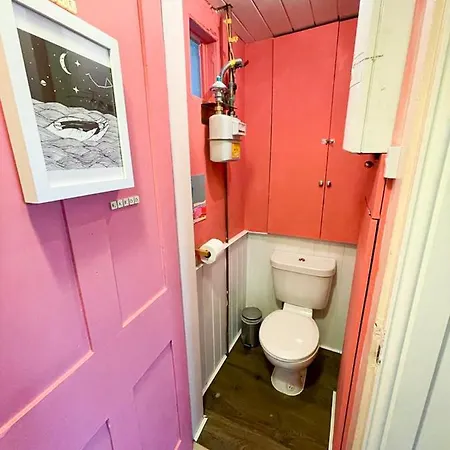 Open Plan 2 Bed Apt, Near Castle Эдинбург