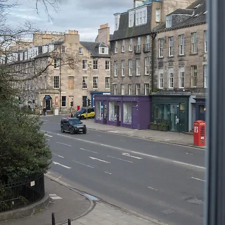 Magnificent Georgian 3-bedroom In New Town *