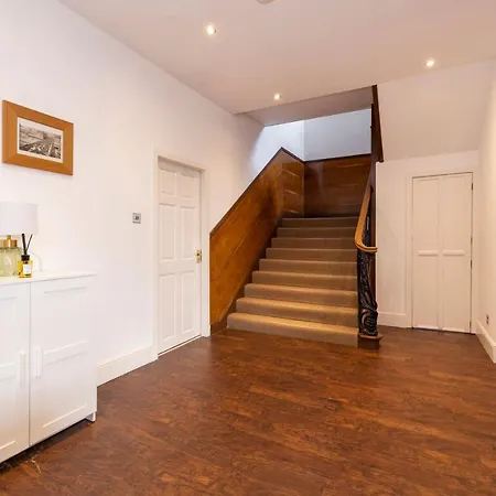 דירה The Castle Duplex - 5 Bed Old Town אדינבורו