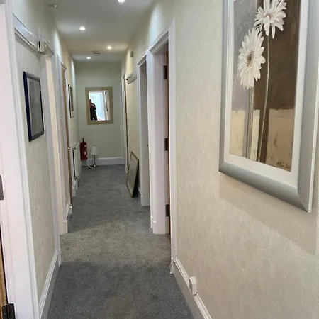 Central, Main Door Apartment, Spacious 2 Bedrooms- No Stairs דירה