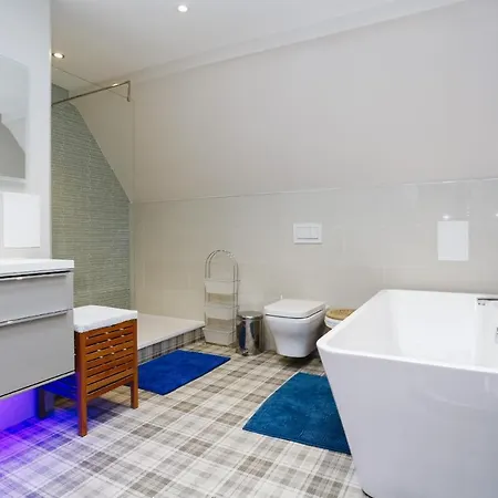 Fabulous 5 Double Bedroom Old Town *