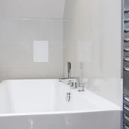 Fabulous 5 Double Bedroom Old Town Apartment