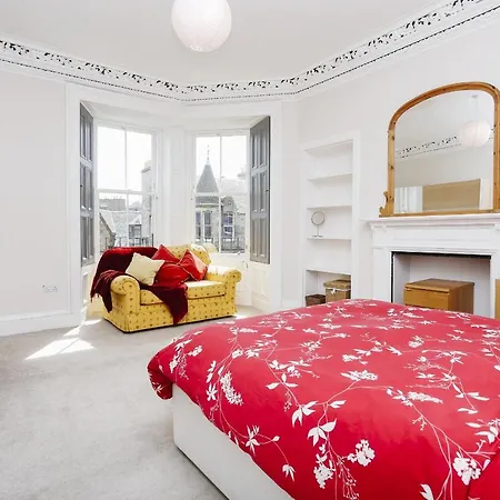 Fabulous 5 Double Bedroom Old Town Apartment *