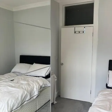 Excellent Location דירה אדינבורו
