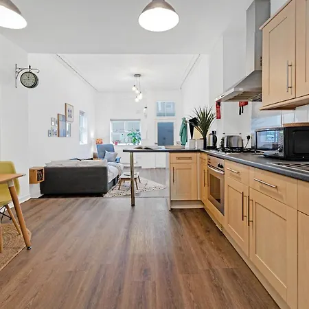 Cheerful Stays: Spacious Flat In Vibrant Leith 에든버러