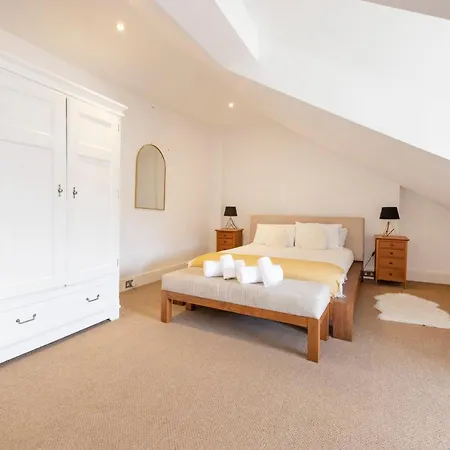 The Castle Duplex - 5 Bed Old Town Daire *
