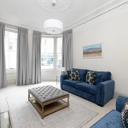 Stylish 3-bedroom Getaway Apartment *