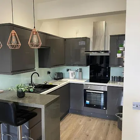 Stylish & Comfortable Ground Floor House - Main Door Private Entrance - Free Parking & Garden * EDI