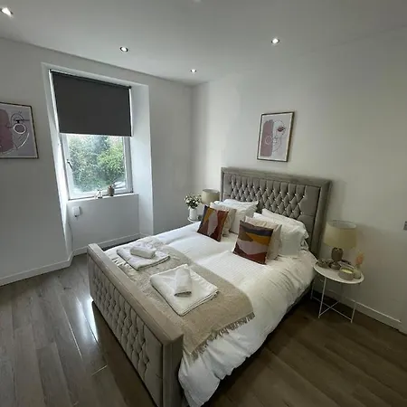 Stylish & Comfortable Ground Floor House - Main Door Private Entrance - Free Parking & Garden Lägenhet *