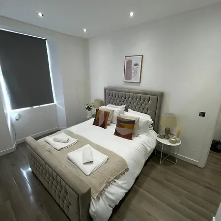 Stylish & Comfortable Ground Floor House - Main Door Private Entrance - Free Parking & Garden EDI