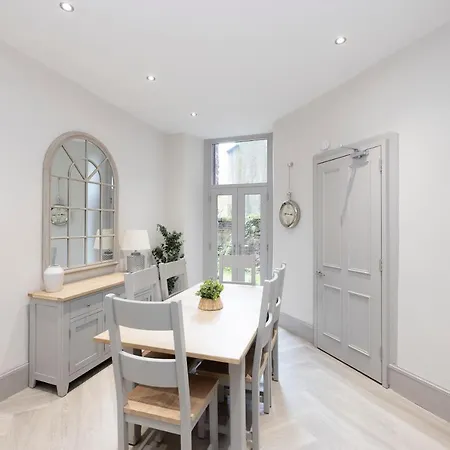 Stylish 3-bedroom Getaway Apartment