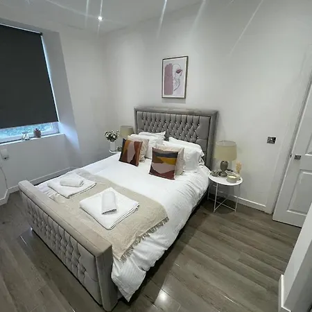 Stylish & Comfortable Ground Floor House - Main Door Private Entrance - Free Parking & Garden Apartmán