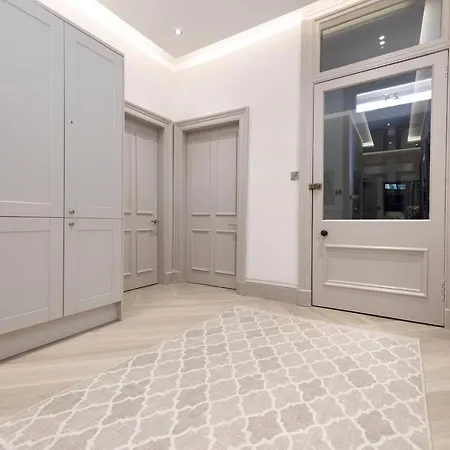 Stylish 3-bedroom Getaway Apartment