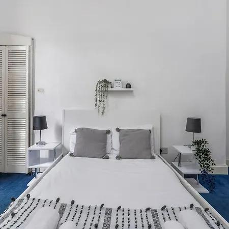 Centre 2 Bedroom Flat - Close To Haymarket Train Station. *