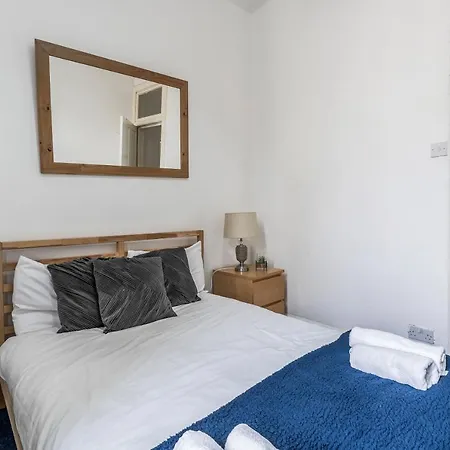 Centre 2 Bedroom Flat - Close To Haymarket Train Station. Edinburgh