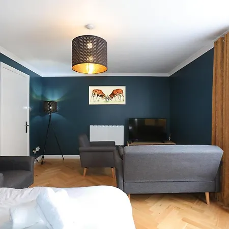 Spacious 4br Centre W/ Free Parking Lejlighed *